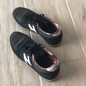 New Balance 420 black sneakers
